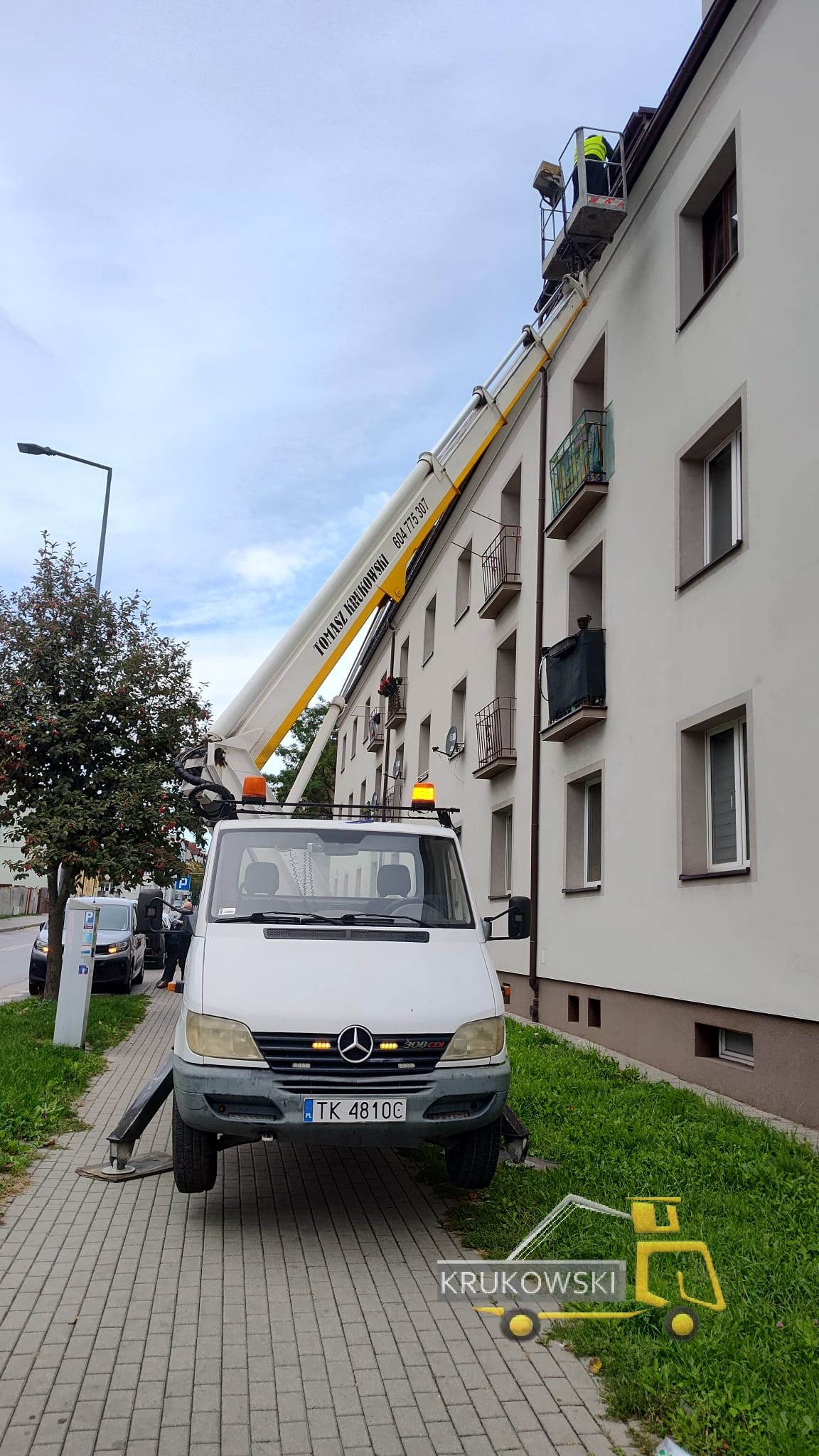 Realizacja montażu napisu na budynku w Kielcach