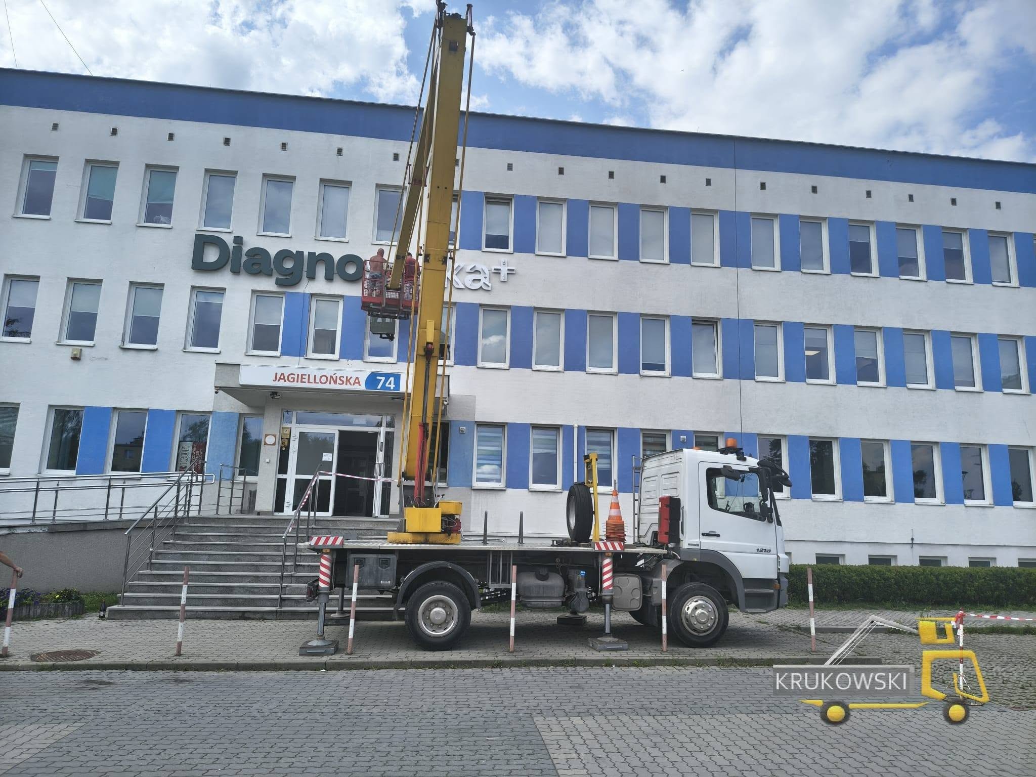 Realizacja montażu napisu na budynku w Kielcach