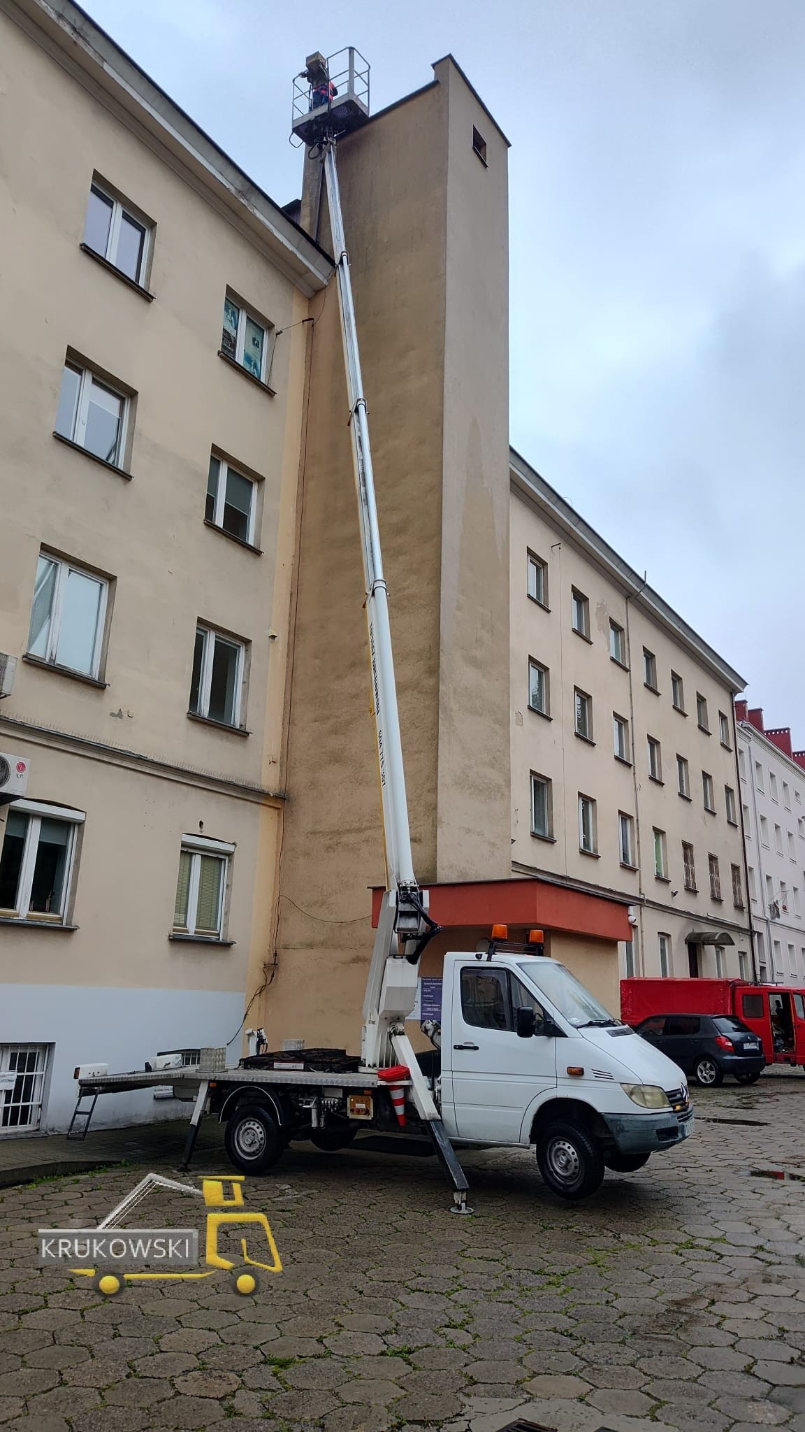 Realizacja montażu napisu na budynku w Kielcach